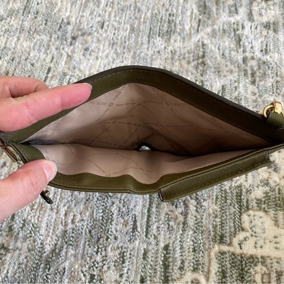 Michael Kors Jet Set double-zip wristlet wallet in duffle green Saffiano leather - Picture 10 of 12